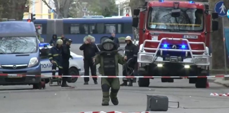 Съмнителен куфар и сапьори в центъра на Бургас, районът е отцепен