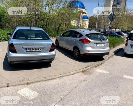 Нарушители в Смирненски: Хем на тротоар, хем на пешеходна пътека