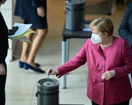 Обсъждат облекчаване на мерките за ваксинираните в Германия