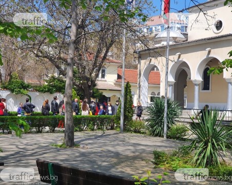 Опашки се извиха пред църквите за Цветница, върбичките се раздават отвън