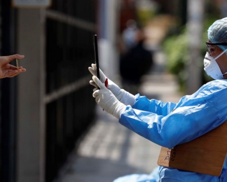 Перу задължи хората да влизат с по две маски в магазините