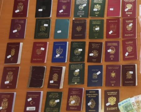 Четирима са арестувани в Гърция за фалшифициране на документи, сред тях и бременна жена