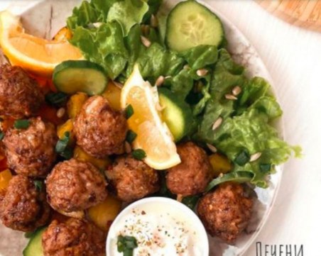 Идея за бърз обяд или вечеря: Печени кюфтета с кашкавал и зеленчуци