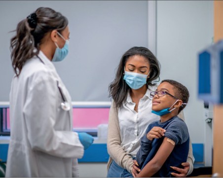 САЩ ваксинираха 2,1 млн. души за ден, близо 43% от американците имат поне една доза