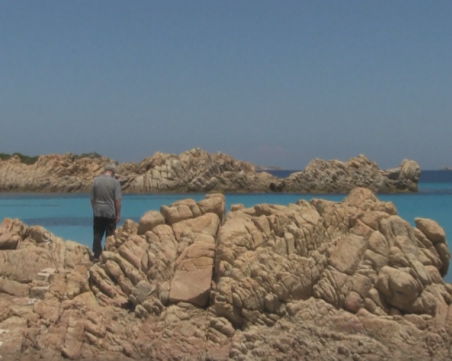 Мъж живее сам като Робинзон Крузо вече 32 година на остров