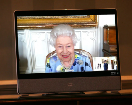 Първи ден след траура: Кралица Елизабет се върна с усмивка на работа