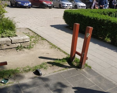 Вандали потрошиха детска площадка в центъра на Пловдив