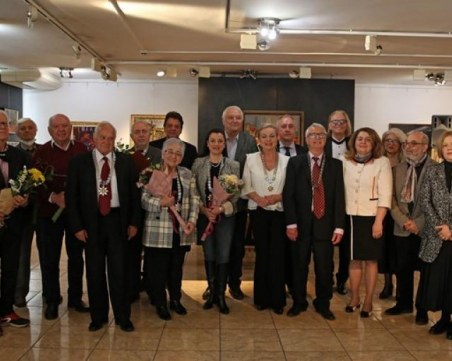 Връчиха почетните отличия 