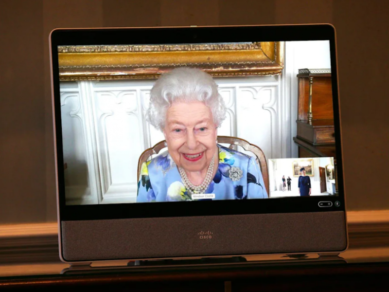 Първи ден след траура: Кралица Елизабет се върна с усмивка на работа