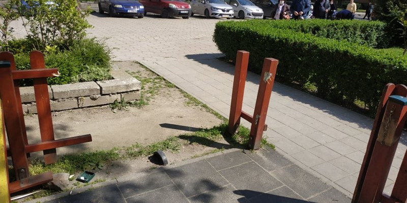 Вандали потрошиха детска площадка в центъра на Пловдив