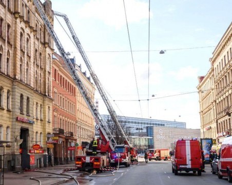 8 души загинаха след пожар в незаконен хостел в Латвия