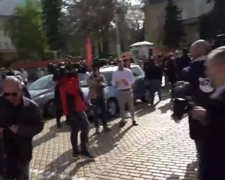 Протест пред Президентството след връщането на мандата, освиркват ИТН