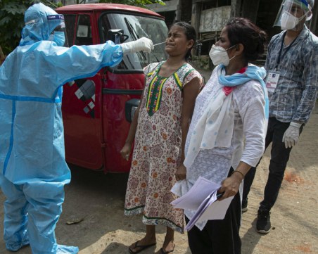 Смъртните случаи с коронавирус в Индия преминаха 200 000