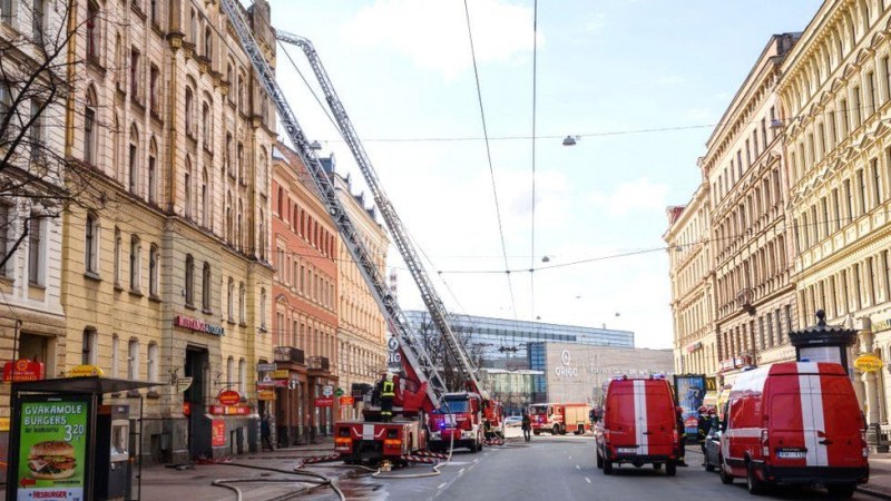 8 души загинаха след пожар в незаконен хостел в Латвия