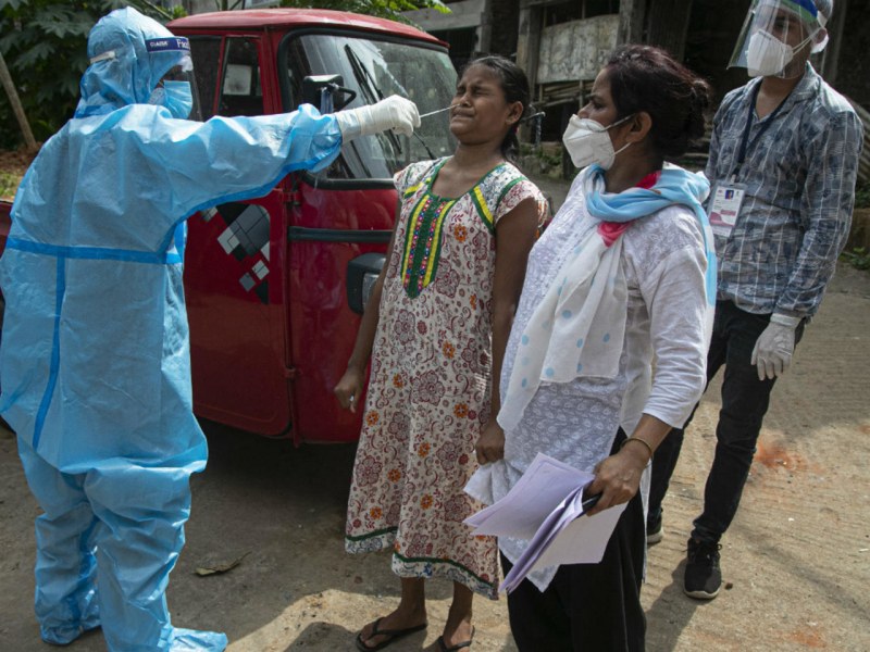Смъртните случаи с коронавирус в Индия преминаха 200 000