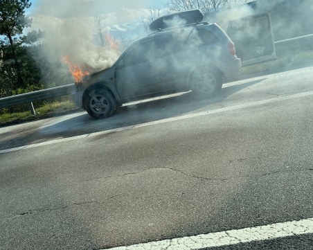 Кола гори на магистрала Тракия, движението е блокирано