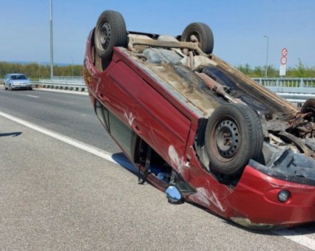 Кола се преобърна по таван край Хасково