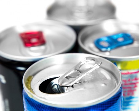 Млад мъж се озова в болница в тежко състояние след прием на по 4 енергийни напитки на ден