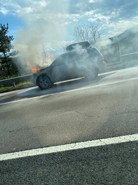 Кола гори на магистрала Тракия, движението е блокирано