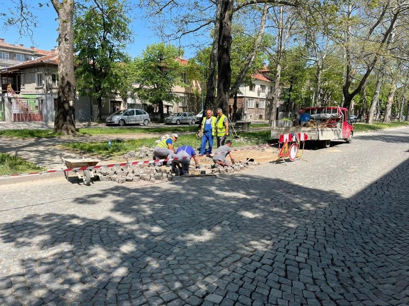 Продължават ремонтите на паважните настилки в район