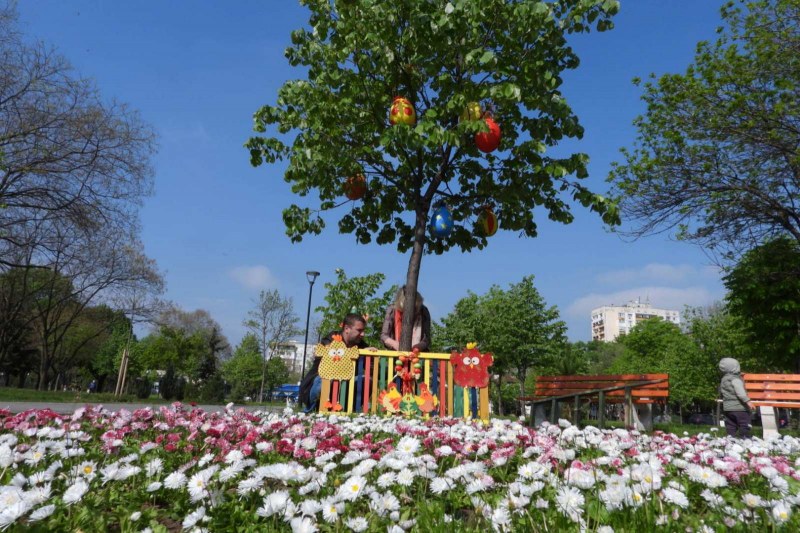 Великденска украса в парк