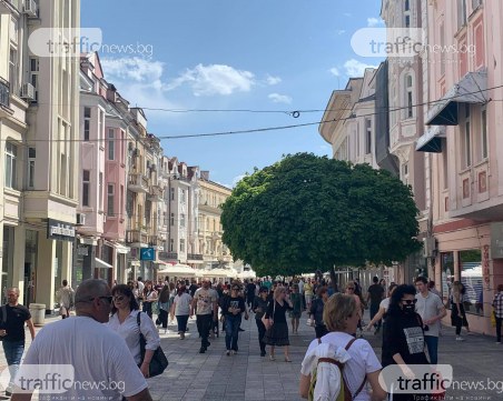 Главната на Пловдив пълна с народ, температурите удариха 27 градуса