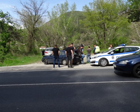 Верижна катастрофа с 5 автомобила край Благоевград, трафикът е затруднен