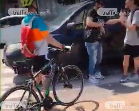 На кръговото на Панаира: Колоездач и шофьор влезнаха в люта разпра
