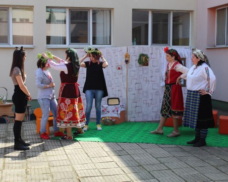 Педагози от детска градина изненадаха възпитаниците си и кмета на 