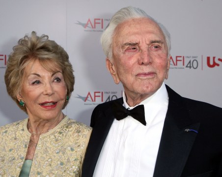 Вдовицата на Кърк Дъглас почина на 102 години