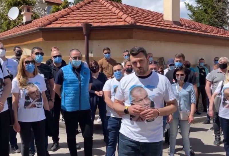 Активисти на ГЕРБ се събраха пред къщата на Борисов в Банкя след слух за нова провокация