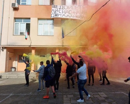 Абитуриенти от Гимназията по битова техника в Пловдив със страхотен жест към класната