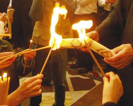 Благодатният огън пристига от Божи гроб в Йерусалим