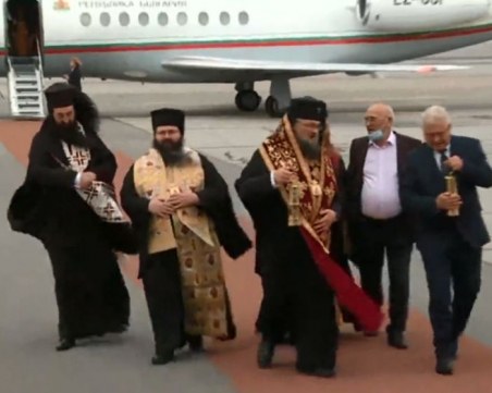 Благодатният огън пристигна у нас от Йерусалим