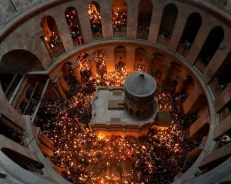 Благодатният огън слезе при вярващите