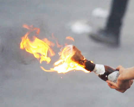 Двама хвърляха бомбички срещу ваксинационен център в Италия