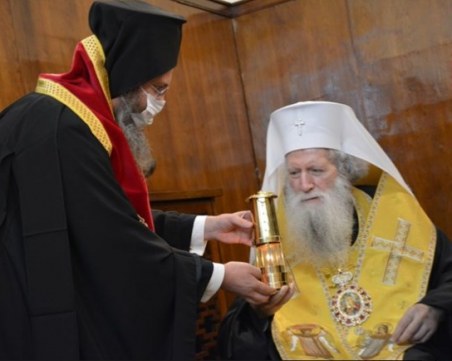 Патриарх Неофит получи Благодатния огън от Йерусалим