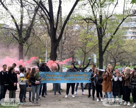 Ученици от Английската създадоха уникален глобус, за да поканят класната на бала