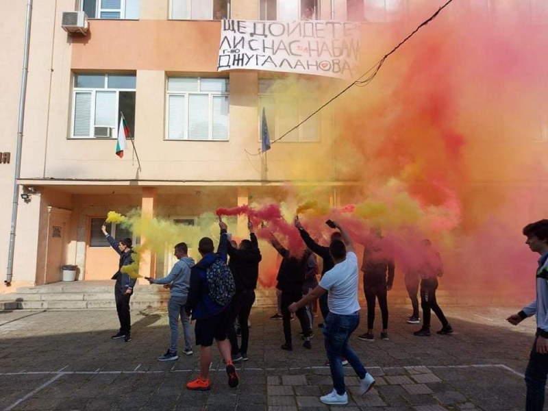Абитуриенти от Гимназията по битова техника в Пловдив със страхотен жест към класната
