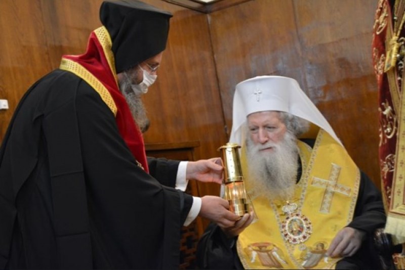 Патриарх Неофит получи Благодатния огън от Йерусалим