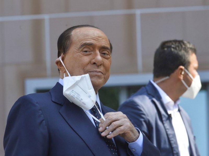 Силвио Берлускони се върна у дома след 24 дни в болница