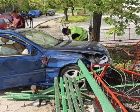 Братчето на 18-годишната, прегазила група деца, остава в болница