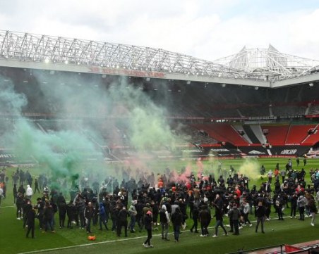 Фенове на Манчестър Юнайтед щурмуваха 