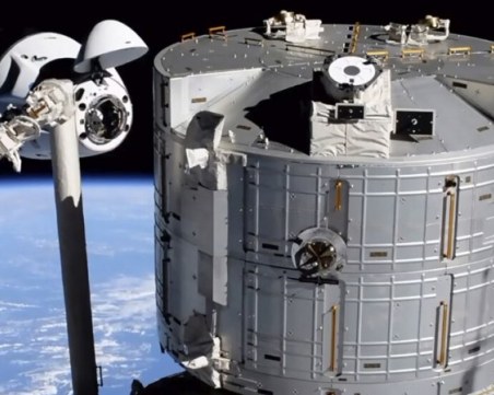 Капсулата на SpaceX потегли от МКС към Земята