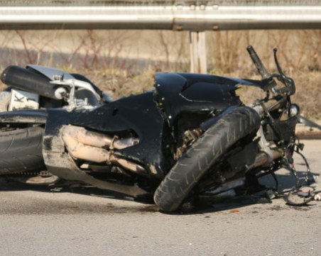 Мотоциклетист е тежко ранен след удар с лек автомобил