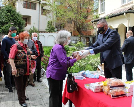 Раздадоха 300 козунака в пловдивския район 