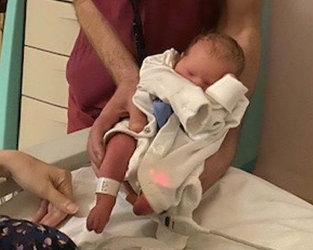 Сложна операция в утробата спасява бебета от парализа