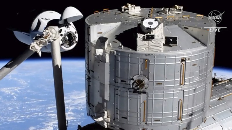 Капсулата на SpaceX потегли от МКС към Земята