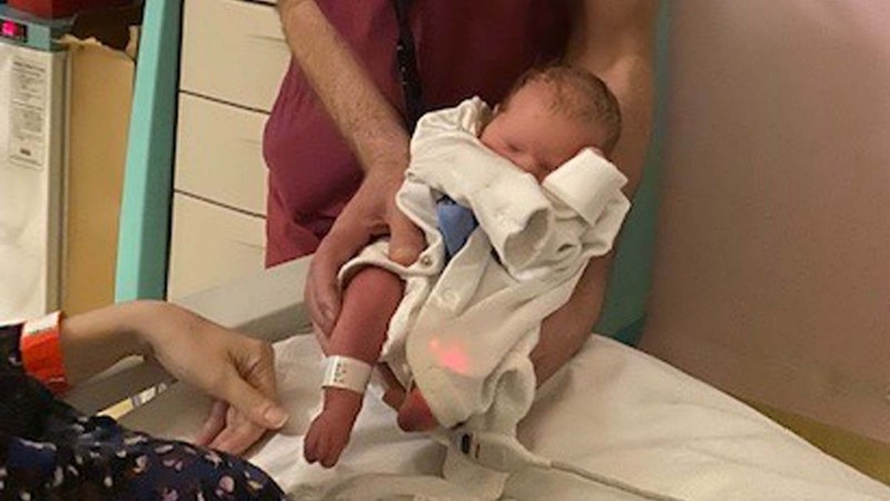 Сложна операция в утробата спасява бебета от парализа