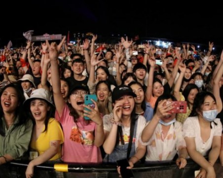 Хиляди на музикален фестивал в Ухан